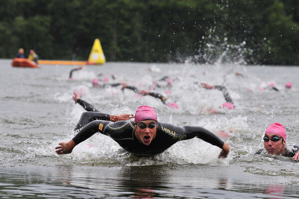 Nageurs en compétition au lac des Vieilles-Forges